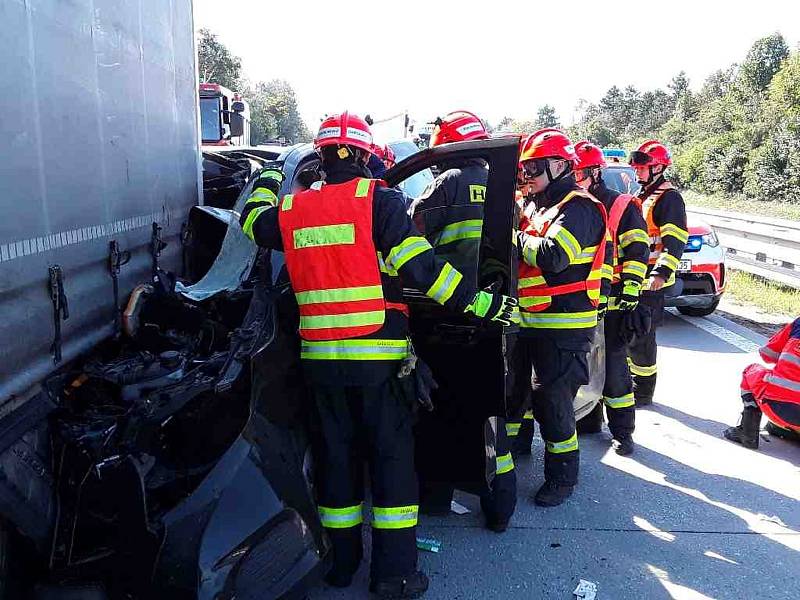 Nehoda na dálnici D2. Dodávka narazila zezadu do kamionu.