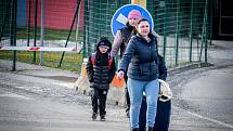I přes hraniční přechod Vyšné Německé - Velké Slemence přichází na Slovensko z Ukrajiny lidé vyhnaní válkou.