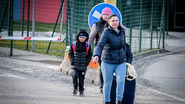 I přes hraniční přechody Vyšné Německé a Velké Slemence přichází na Slovensko z Ukrajiny lidé vyhnaní válkou.