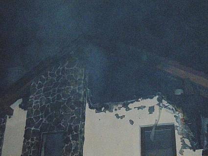 Skoro pět hodin bojovali hasiči s požárem dřevěné novostaby ve Střelicích na Brněnsku.