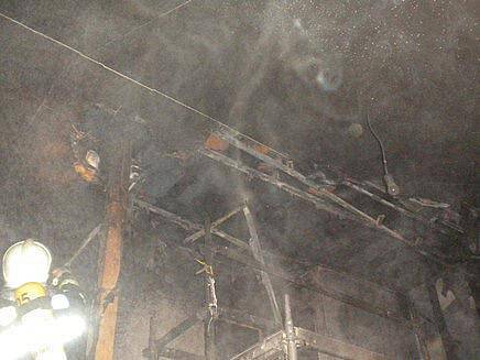 Skoro pět hodin bojovali hasiči s požárem dřevěné novostaby ve Střelicích na Brněnsku.