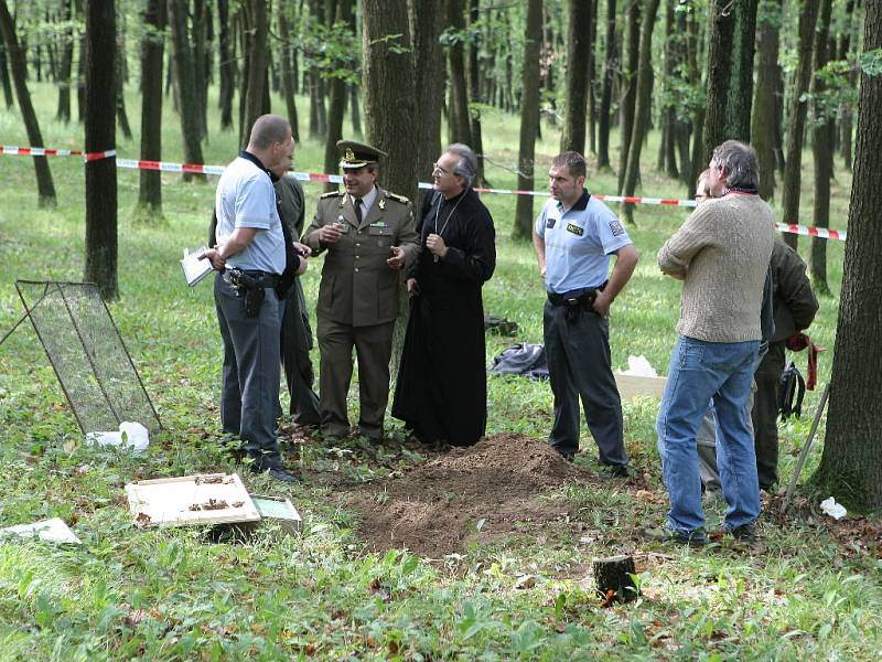 Pozůstatky rumunského vojáka odkryli zaměstnanci Moravského zemské muzea v Brně. U Jinačovic na Brněnsku byly s mužem pohřbené artefakty z války.