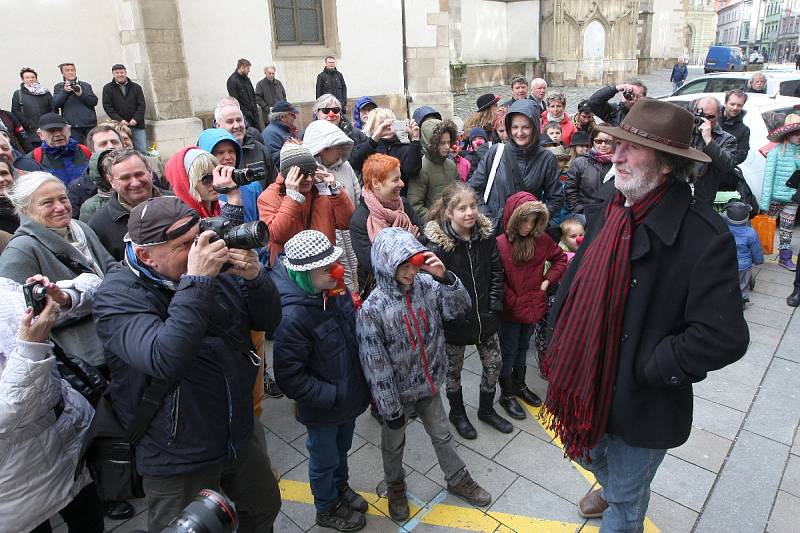 Od jedenácti hodin dopoledne mohli kolemjdoucí na Jakubském náměstí v centru Brna zastihnout nejen Polívku, ale i několik klaunů hrajících na rozmanité hudební nástroje a kapelu Hoochie Coochie.