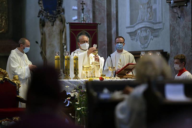 Eucharistický průvod Těla a Krve Páně vyrazil z kostela sv. Janů-minorit Jánskou ulicí na Pohořelec. Zde proběhla krátká pobožnost, do které duchovní zapojili i novou sochu Asteroid na Kobližné ulici.