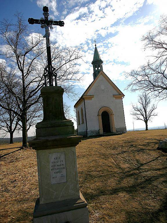 Líšeňská kaple stojí na vršku nazvaném Kostelíček. Nový územní plán umožňuje stavět v jejím blízkém okolí, které je cílem procházek rodin i tamních pejskařů.