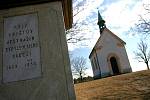 Líšeňská kaple stojí na vršku nazvaném Kostelíček. Nový územní plán umožňuje stavět v jejím blízkém okolí, které je cílem procházek rodin i tamních pejskařů.