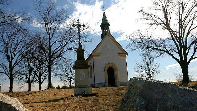 Líšeňská kaple stojí na vršku nazvaném Kostelíček. Nový územní plán umožňuje stavět v jejím blízkém okolí, které je cílem procházek rodin i tamních pejskařů.