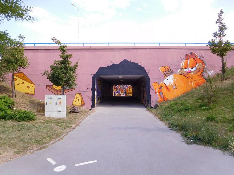 Hrůzostrašné podchody se mění v streetartové galerie. Města a obce si je nechávají vymalovat čím dál častěji. Na snímku podchod v Brně Líšni.