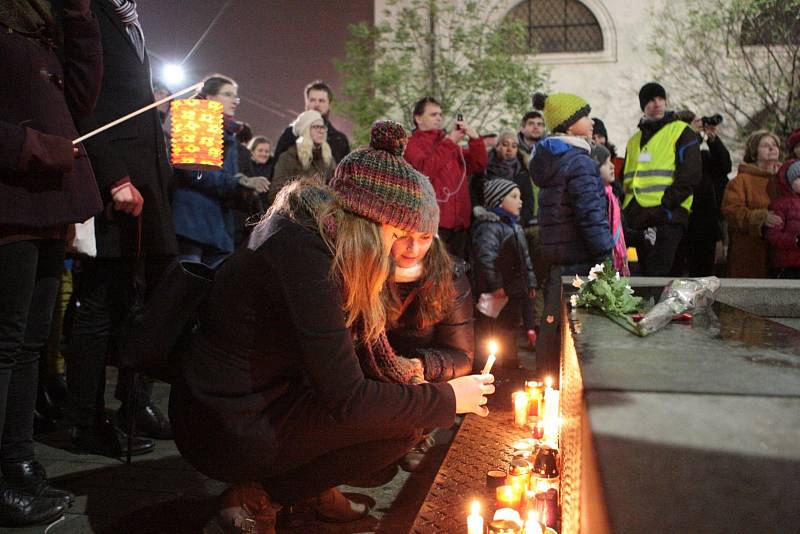 Připomínka výročí sedmnáctého listopadu v Brně s lampiony. Průvod vyšel od Moravského náměstí.