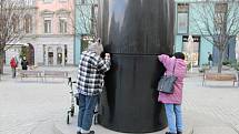 Lovci skleněných kuliček na náměstí Svobody v Brně.