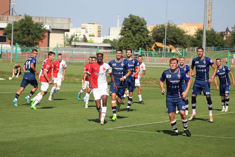 Fotbalisté Líšně (v modrém) porazili v generálce na ligu pražskou Slavii.