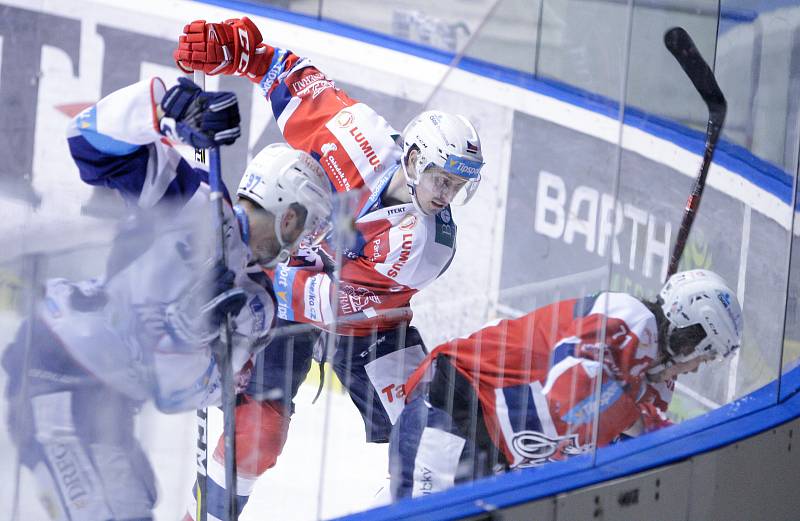 Hokejové utkání Tipsport extraligy v ledním hokeji mezi HC Dynamo Pardubice (červenobílém) a HC Kometa Brno ( v bílomodrém) v pardubické Tipsport areně.