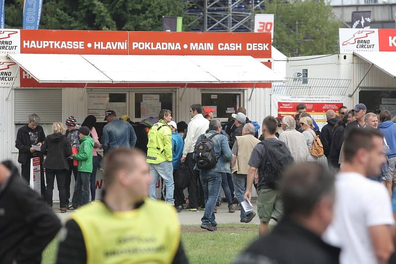 Jak vypadala sobota při Velké ceně v okolí brněnského Masarykova okruhu.