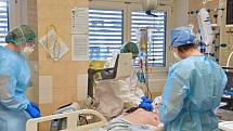 Léčba covidových pacientů laserem ve Fakultní nemocnici Brno.