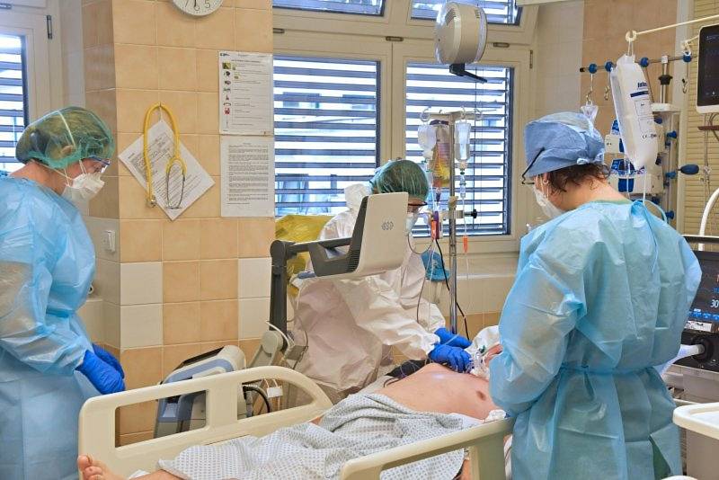 Léčba covidových pacientů laserem ve Fakultní nemocnici Brno.