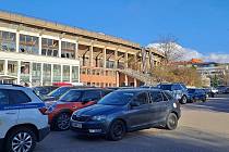 Parkoviště u stadionu Za Lužánkami v Brně stále slouží svému účelu.
