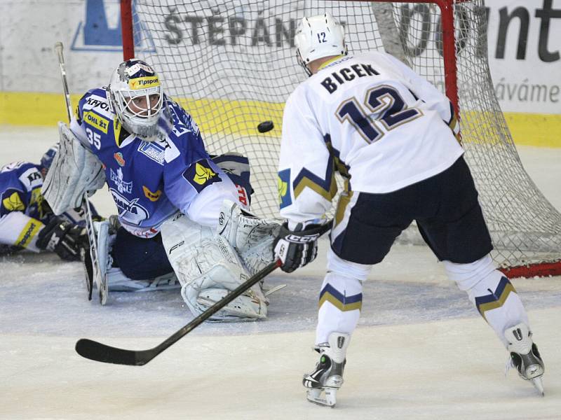 Brněnští hokejisté porazili Kladno 5:3 - Jiří Trvaj (Kometa) inkasuje od Hovorky (Kladno).