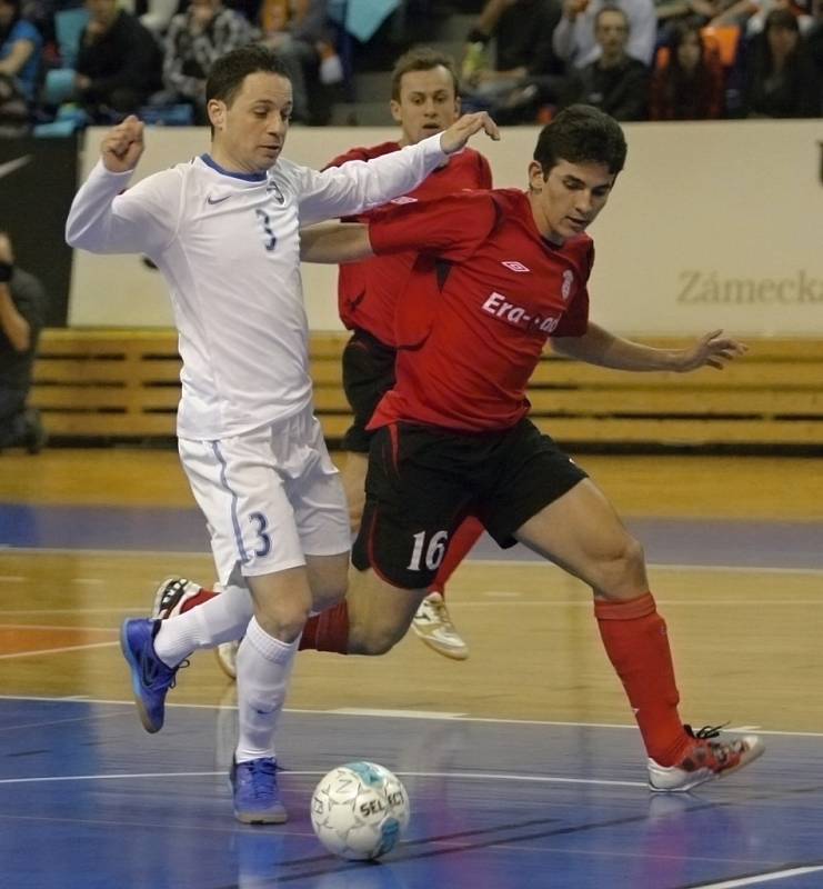 Zápas o první místo ve futsalové lize se zvrhl v jednoznačnou záležitost. Na úvodní gól brněnského Tanga odpověděl sedminásobný mistr z Chrudimi pěti trefami. Z jižní Moravy si odvezl výhru 5:2.