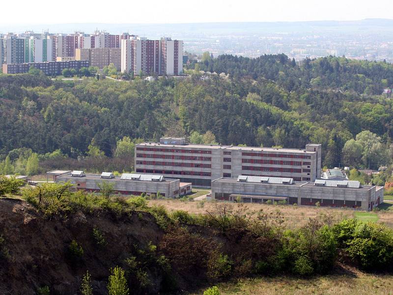 STOJÍ LADEM.  Nikdo ze střídajících se majitelů areálu nenašel způsob, jak továrnu využít. Areál chátrá.