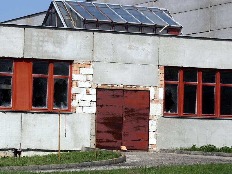 STOJÍ LADEM.  Nikdo ze střídajících se majitelů areálu nenašel způsob, jak továrnu využít. Areál chátrá.