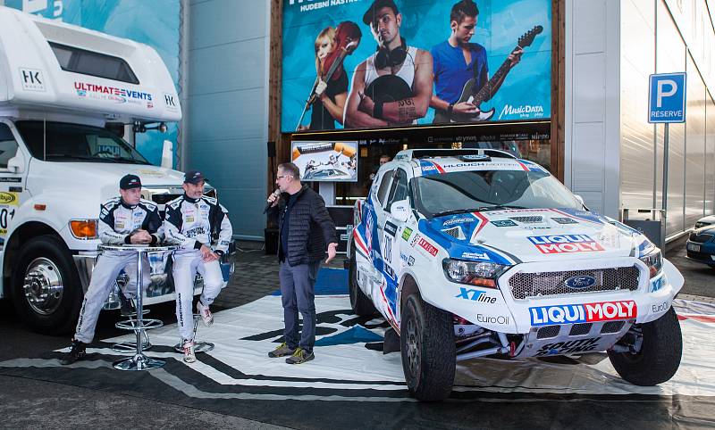 Fanoušci závodníka Tomáše Ouředníčka a automobilového sportu si prohlížejí Ouředníčkův závodní speciál Ford Ranger, než se s ním vydá na Rallye Dakar 2018.