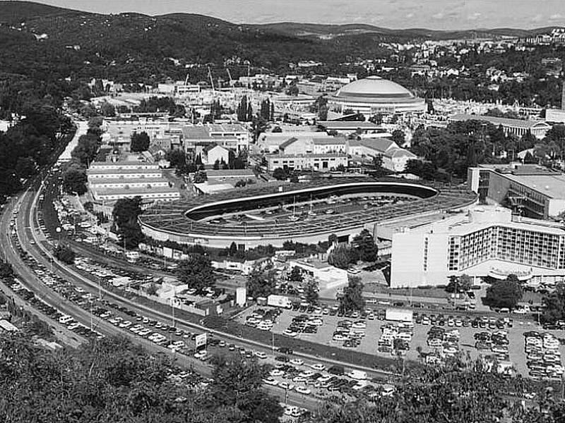 STOČTYŘICETILETÁ HISTORIE. Brněnský velodrom ve své historii několikrát změnil svou tvář. V posledních desetiletích kromě sportovcům slouží také jako otevřená aréna pro pořádání hudebních koncertů a podobných akcí.