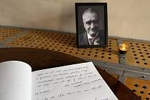 Divadlo Husa na provázku umožňuje lidem, aby zavzpomínali na zemřelého politika vzkazy v kondolenční knize. Karel Schwarzenberg zesnul v neděli 12. listopadu.