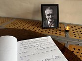Divadlo Husa na provázku umožňuje lidem, aby zavzpomínali na zemřelého politika vzkazy v kondolenční knize. Karel Schwarzenberg zesnul v neděli 12. listopadu.