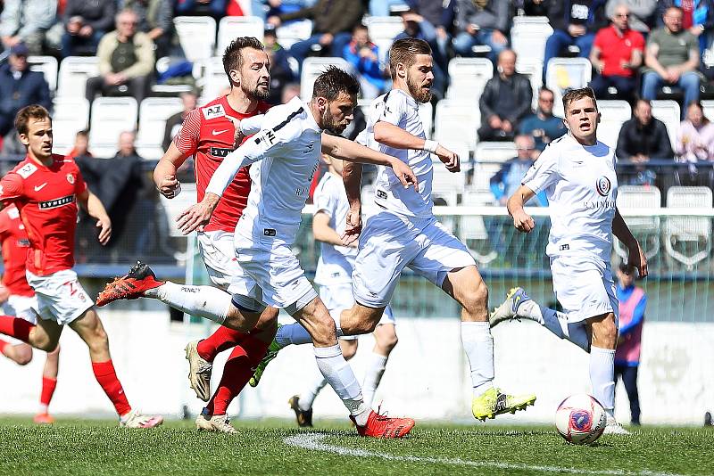 Fotbalisté Vyškova (v bílém) prohráli s vedoucí Zbrojovkou Brno na svém stadionu v Drnovicích 0:2.