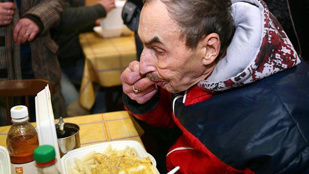 Bezdomovci v Armádě spásy dostali jídlo z šesti brněnských restaurací.