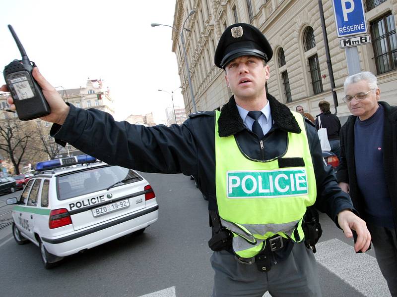 Policista operující při zásahu u magistrátu.