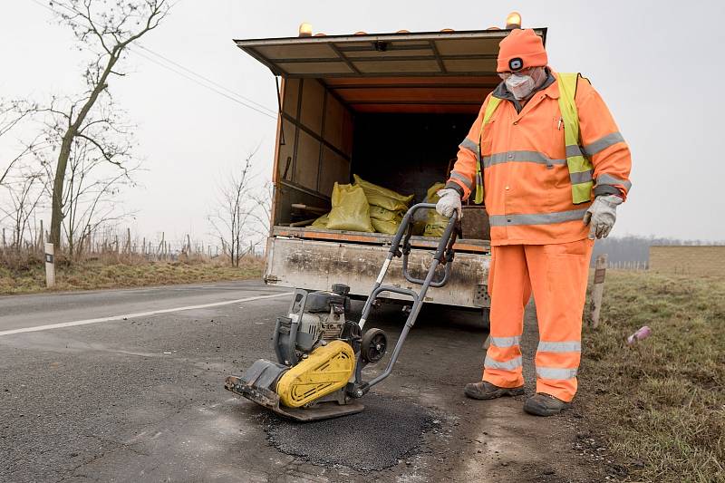 Jihomoravským silničářům nynější zima dává zabrat. Náklady na údržbu jsou zatím o zhruba dvacet milionů vyšší než loni. Na začátku března cestáři provizorně lepili výtluky třeba mezi Pohořelicemi a Žabčicemi na Brněnsku.