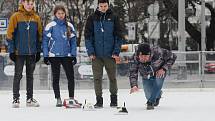 Poslední únorový den se přišli lidé na lední plochu kluziště pod Joštem utkat v žehlingu. Po vzoru curlingu posílali po ledě žehličky.