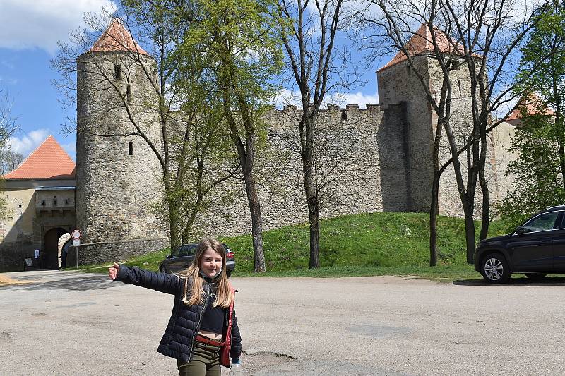 Autem, na motorce, na kole, pěšky nebo parníkem. Počasí je nádherné. Slunečné a přímo vybízí k výletu. Hrad Veveří nad Brněnskou přehradou měl v sobotu po více než půl roce otevřeno a přivítal první turisty.