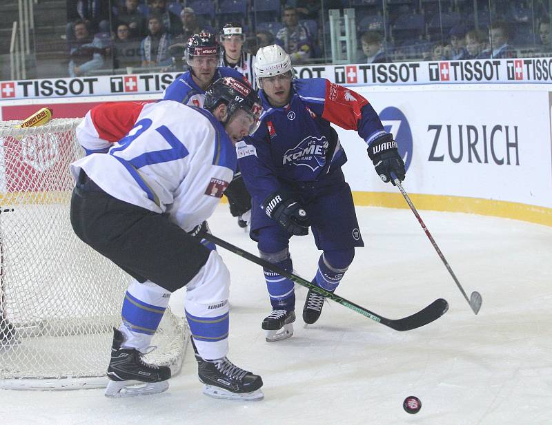 Hokejisté Komety se utkali se švýcarským Zugem. Na snímku Vojta Němec a Thiry (Zug).