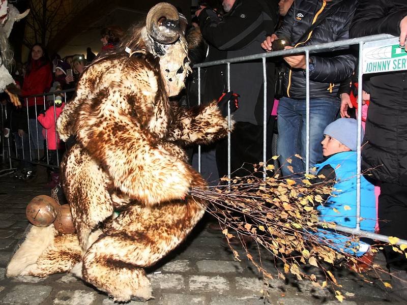 Pochod čertů Krampusáků na brněnském Zelném trhu.