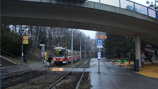 Neznámý útočník důchodkyni přepadl na tramvajové zastávce Běloruská v brněnských Bohunicích.