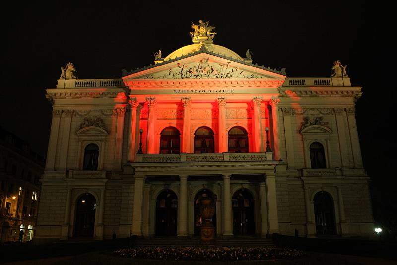 Divadla v Brně ve středu večer svítila rudě. Připomněla osoby pronásledovené za jejich víru.