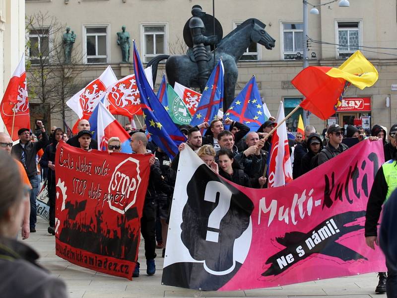 Prvomájový pochod příznivců extrémní pravice v Brně a jejich odpůrci organizovaní pod iniciativou Brno blokuje.