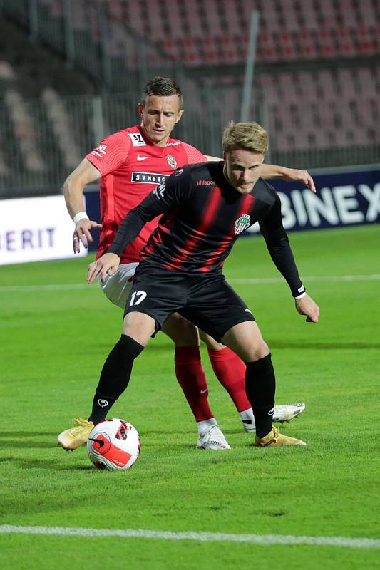 Brněnští fotbalisté (v červeném) zdolali Viktorii Žižkov 2:1 a dostali se do vedení druholigové tabulky.