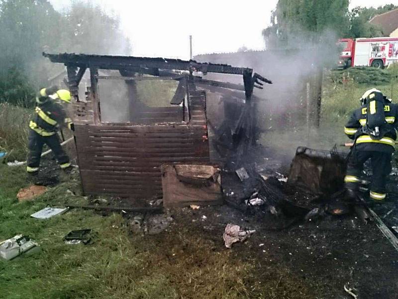 Hasiči v neděli brzy ráno likvidovali požár zahradní chatky v Hrušovanech u Brna.