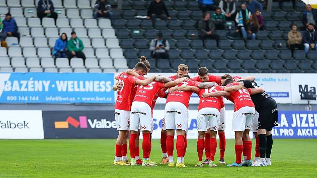 Fotbalisté Zbrojovky Brno (v červeném) se chystají na Pardubice.