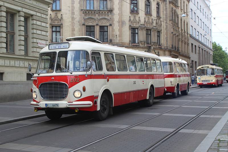 Kolona šestadvaceti historických vozů z brněnského technického muzea dvě hodiny kroužila v sobotu odpoledne centrem města při akci nazvané Muzeum v pohybu.