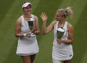 Babora Krejčíková vybojovala s Kateřinou Siniakovou před třemi lety na Wimbledonu deblový titul.