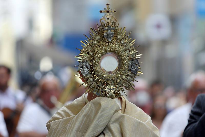 Eucharistický průvod Těla a Krve Páně vyrazil z kostela sv. Janů-minorit Jánskou ulicí na Pohořelec. Zde proběhla krátká pobožnost, do které duchovní zapojili i novou sochu Asteroid na Kobližné ulici.