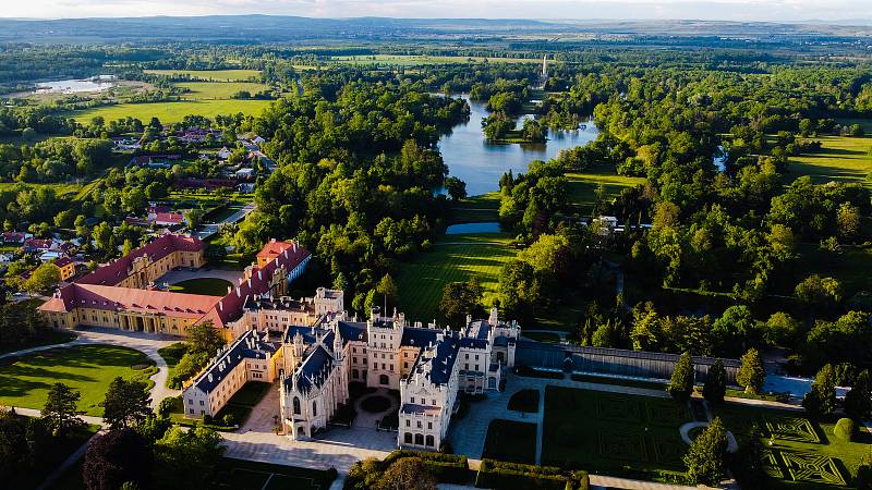 Zámek v Lednici, park i minaret vypadají kouzelně v každé roční i denní době. Západ slunce dodává oblíbeným panoramatům tajemný nádech.