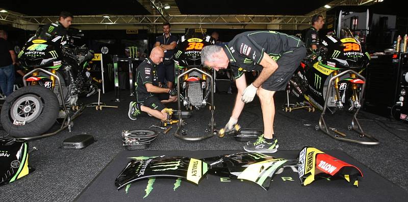 V závodě nejslabší kubatury Moto3 dojel při motocyklové Velké ceně z českých zástupců nejlépe rohatecký Jakub Kornfeil. Karla Haniku, jenž startoval ze sedmého místa, potkal ve druhém kole pád. Závod třídy Moto2 vyhrál Johann Zarco.