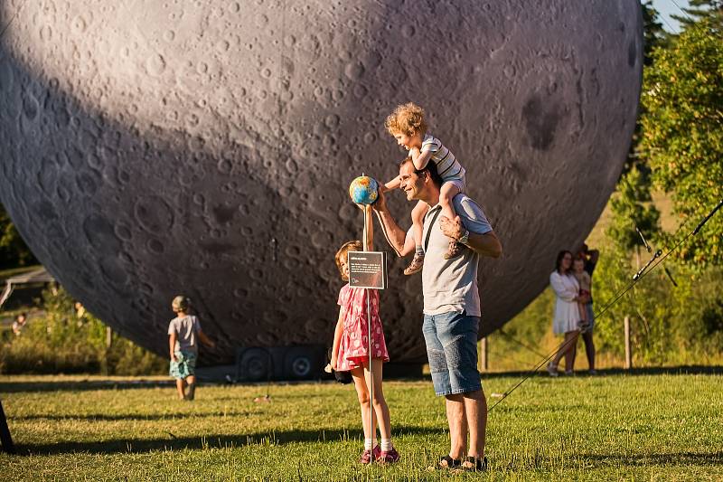 Festival planet v Brně ukazuje návštěvníkům nafukovací modely čtyř vesmírných těles