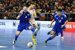 Brno 5.2.2020 - kvalifikační turnaj na futsalové MS 2020 - ČR Michal Seidler (bílá) Kazachstán 3 Taynan a 12 Dauren Tursagulov (modrá)