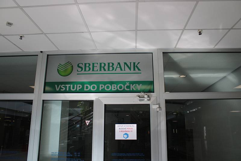 Pobočky banky Sberbank jsou v Brně zavřené.